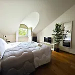 Hostdomus - Lagrange Luxury Apartment