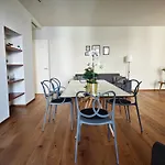 Hostdomus - Lagrange Luxury Apartment
