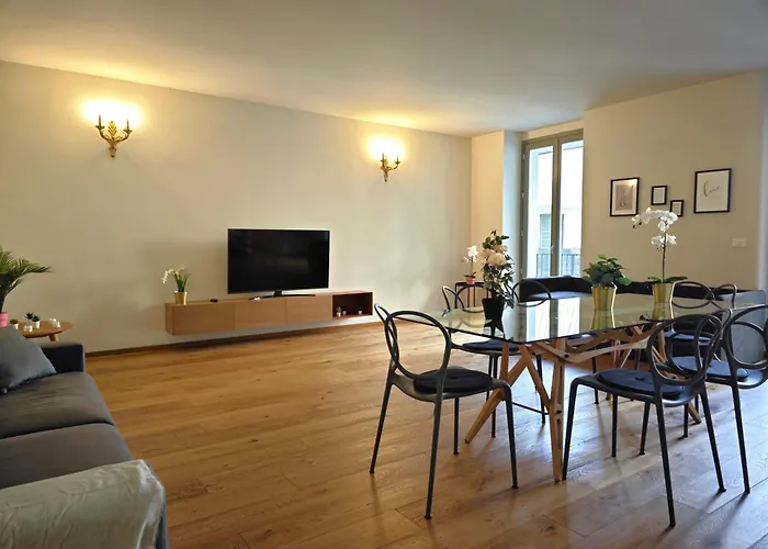 Hostdomus - Lagrange Luxury Apartment